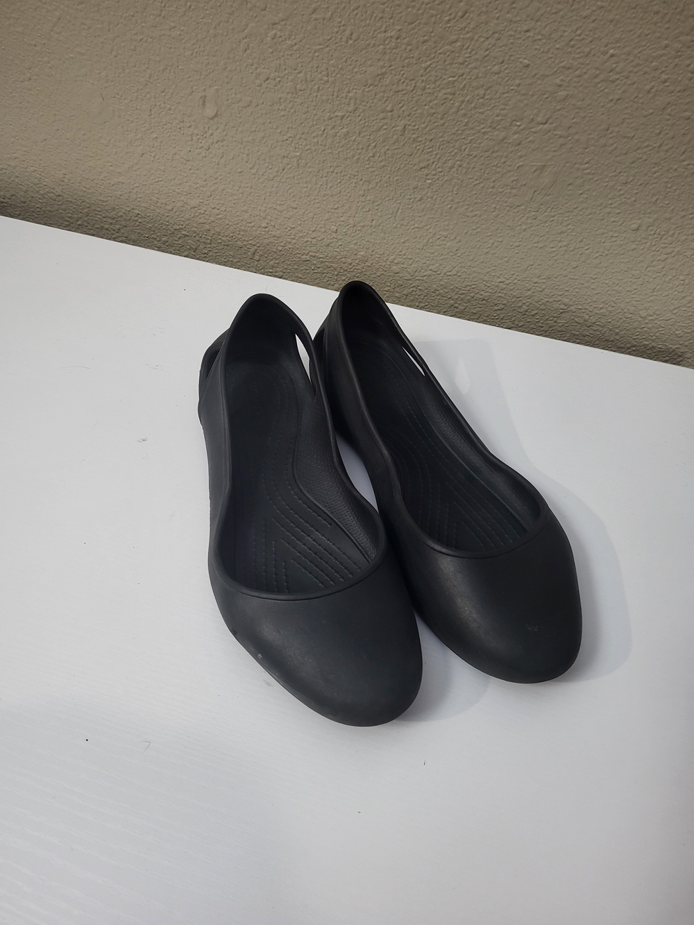 Crocs Iconic Comfort Laura Ballet Flats Womens 9 Side Cutouts Black Balletcore